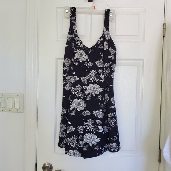 one piece romper shorts Medium - Picture 1 of 8